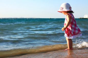 Как обучить ребенка заходить в воду?