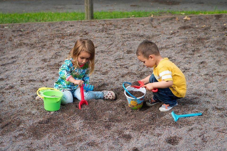 Дети играют в грязи