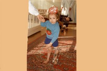 В 9 лет Оксане, мать ампутировала ноги