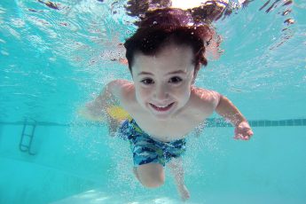 Для чего детям обучаться плавать в бассейне