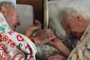 77 лет прожив вместе - они уснули на век. Воистину Любовь всей жизни