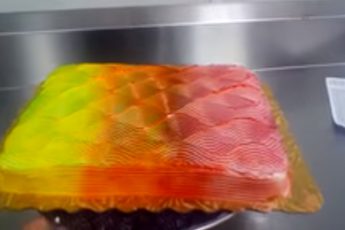 Торт-радуга, который по настоящему переливается всеми цветами радуги. Смотрите в чём секрет