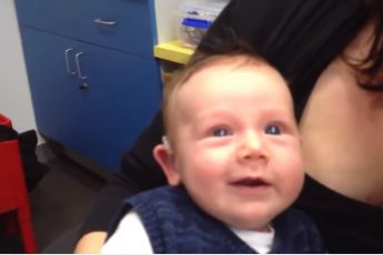 Глухой ребенок впервые услышал свою маму и папу! Это невероятно!