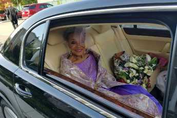Невеста в 86 лет вышла замуж в платье собственного дизайна