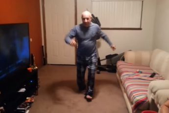 Отец показал сыну как надо танцевать