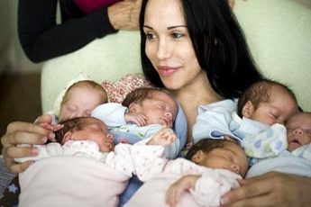 В 2009 году женщина родила восьмерняшек. И вот как они выглядят сейчас