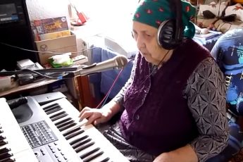 Бабушка в 90 ЛЕТ поет и играет на синтезаторе