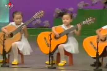 Дети играют на гитарах, зал в шоке