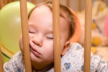 Как научить малыша вовремя ложиться спать?