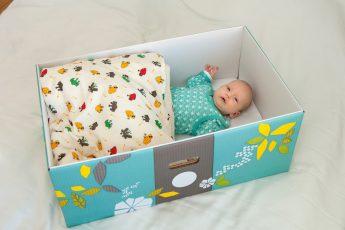 Почему дети спят в коробке, в Финляндии?