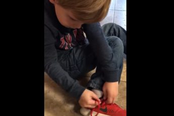 Малыш учит других детей завязывать шнурки