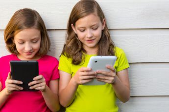 6 способов убедить вашего ребенка отложить планшет или телефон