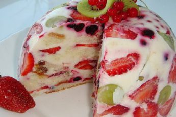Вкуснейший торт-сметанник с фруктами и ягодами