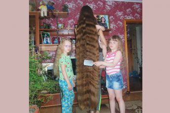 Девушка 27 лет с длинной волос почти до пят - настоящая Рапунцель