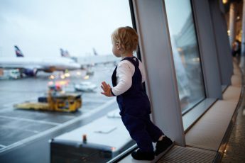 Как решить ситуацию в самолёте, когда ребёнок не перестаёт плакать