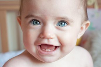 Когда и как влияет первый зубик, полезно знать каждой мамочке
