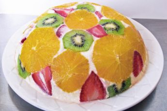 Быстрый и вкусный фруктовый торт без выпечки
