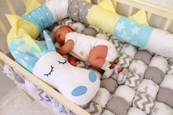 Валик в кроватку для новорождённых: предназначение, выбор